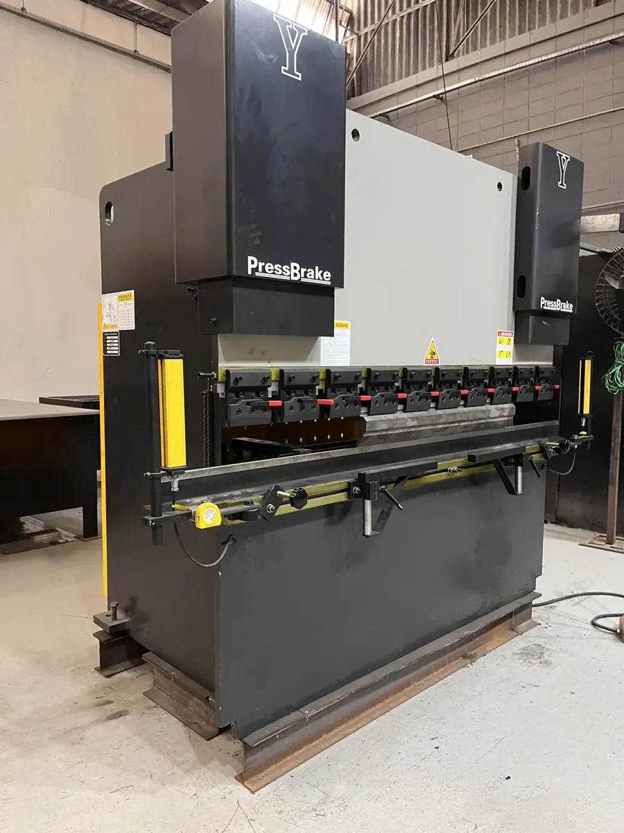 Equipamento para dobra de chapas