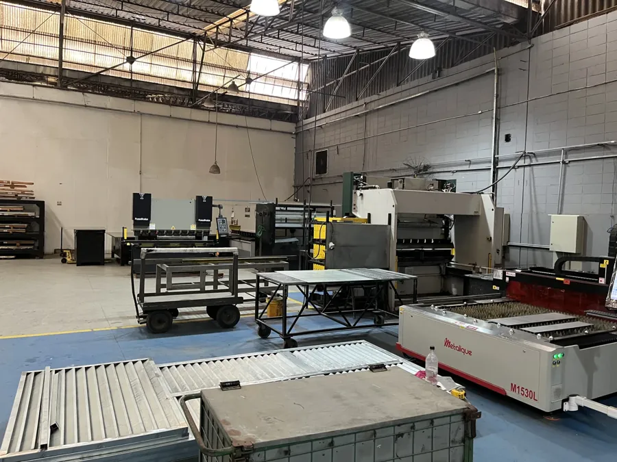 Vista dos equipamentos e instalações da MUTMETAL