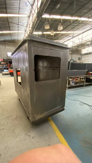 Cabine metálica em fabricação — MUTMETAL